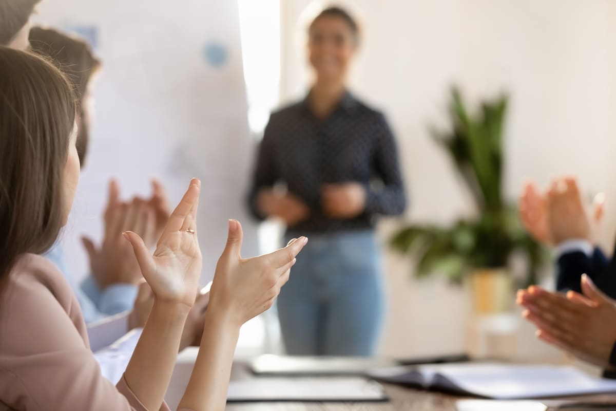 Donne che applaudono al discorso della loro leader