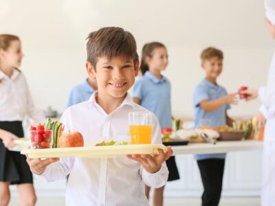 Bambino in mensa scolastica