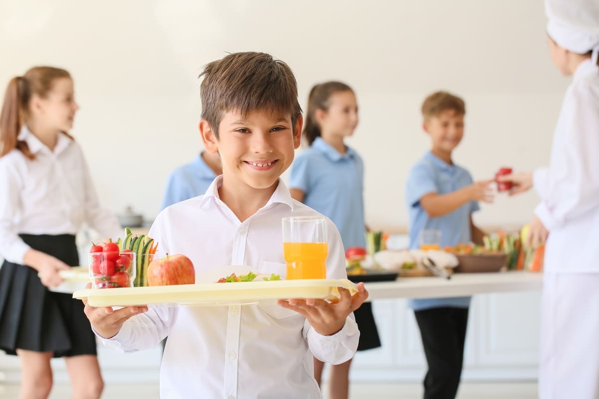 Bambino in mensa scolastica