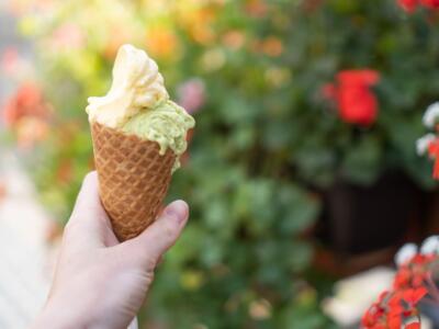 Un cono gelato in mano