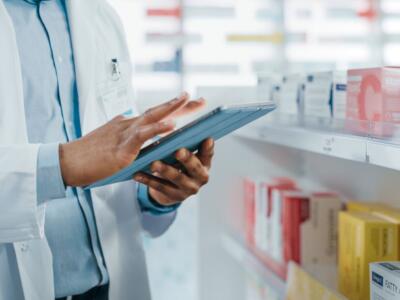 Un farmacista fa l'inventario dei medicinali