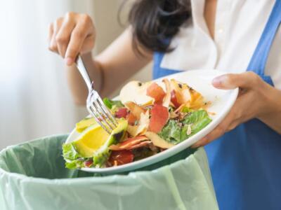 Gettare avanzi di cibo