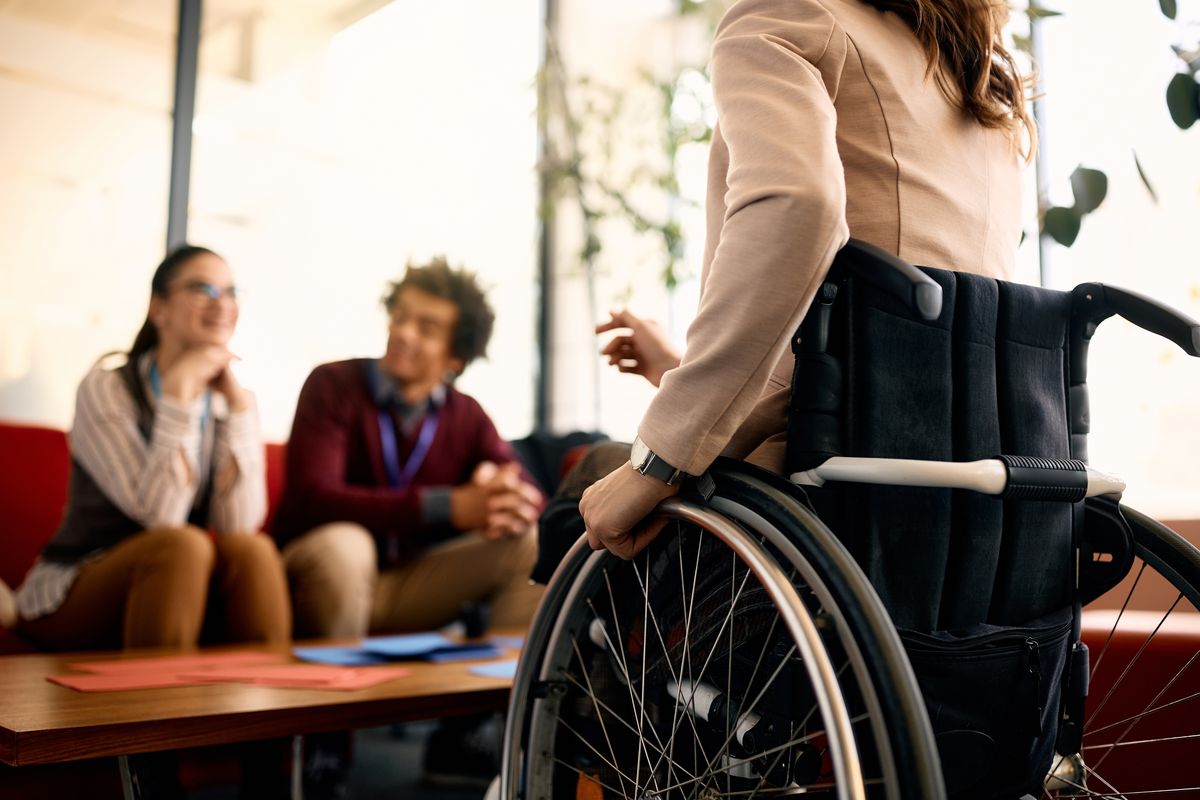 Una donna disabile con i suoi colleghi di lavoro