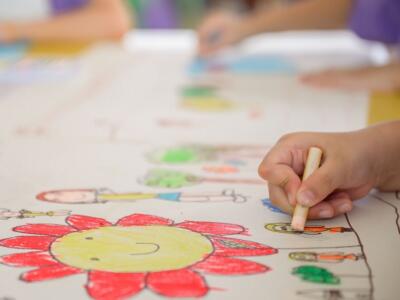 Un bambino disegna in un asilo nido