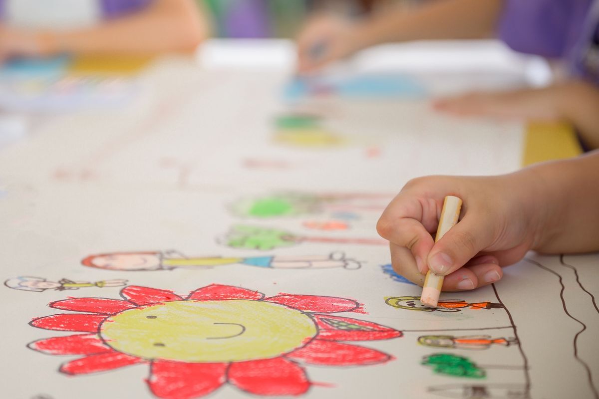 Un bambino disegna in un asilo nido