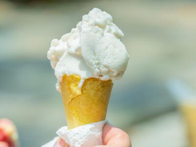 Una persona mangia un cono gelato