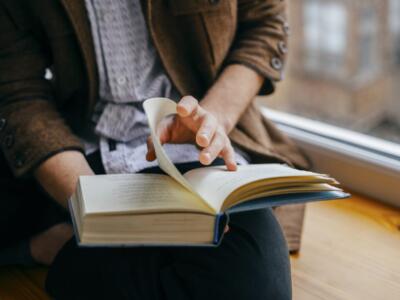 Un uomo legge un libro