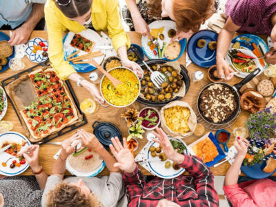 Amici che mangiano