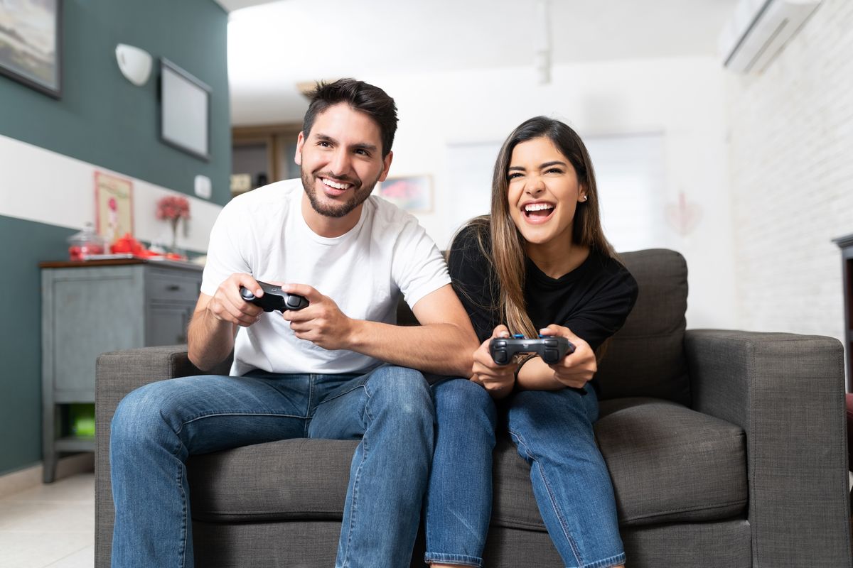 Coppia gioca ai videogiochi