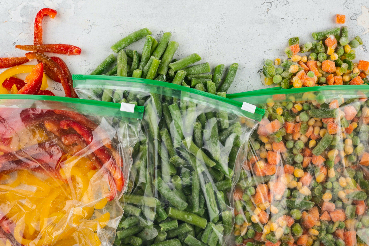 Verdure in buste di plastica per conservare