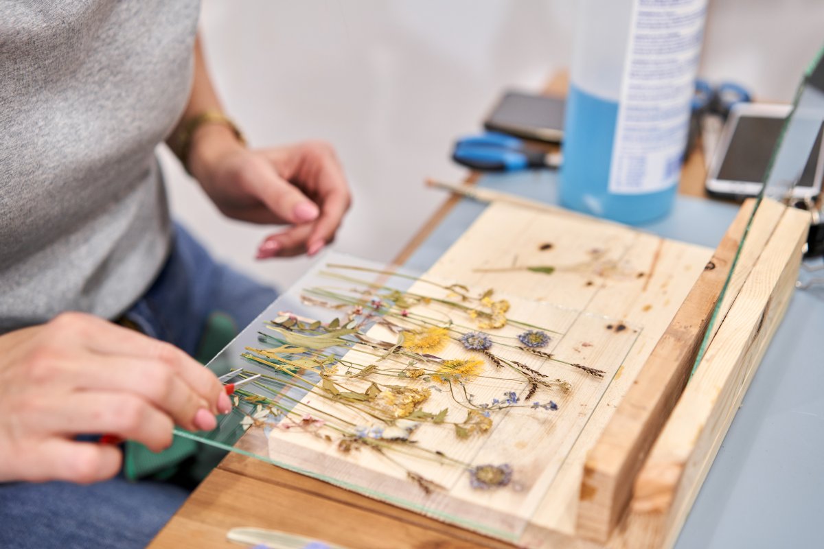 Una donna alle prese con fiori essiccati