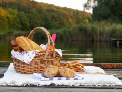 Un cestino di cibo e vino per un picnic all'aperto
