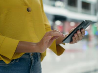 Donna con smartphone in mano