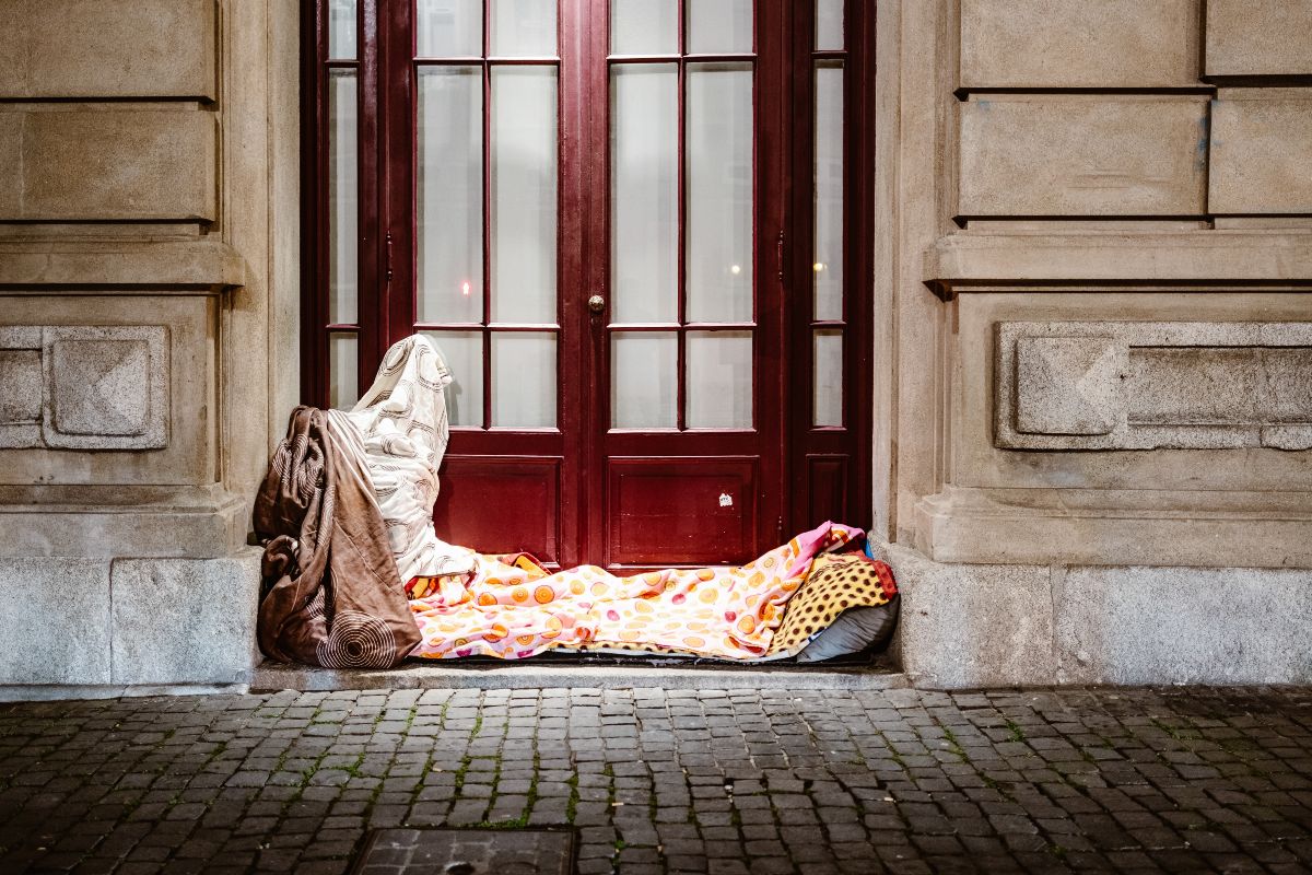 Un senzatetto dorme per strada