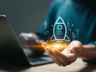 Il fondatore di una startup al computer