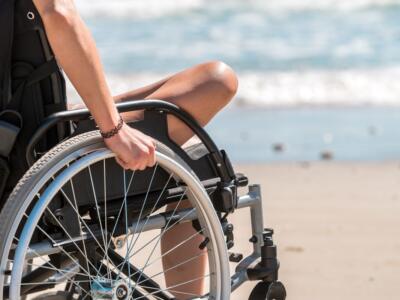 Una persona disabile al mare