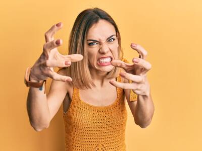 Ragazza arrabbiata