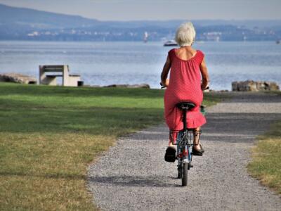 Donna in bicicletta