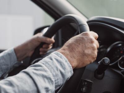 Un anziano al volante della sua auto