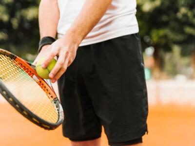 Un giocatore di tennis sta per battere