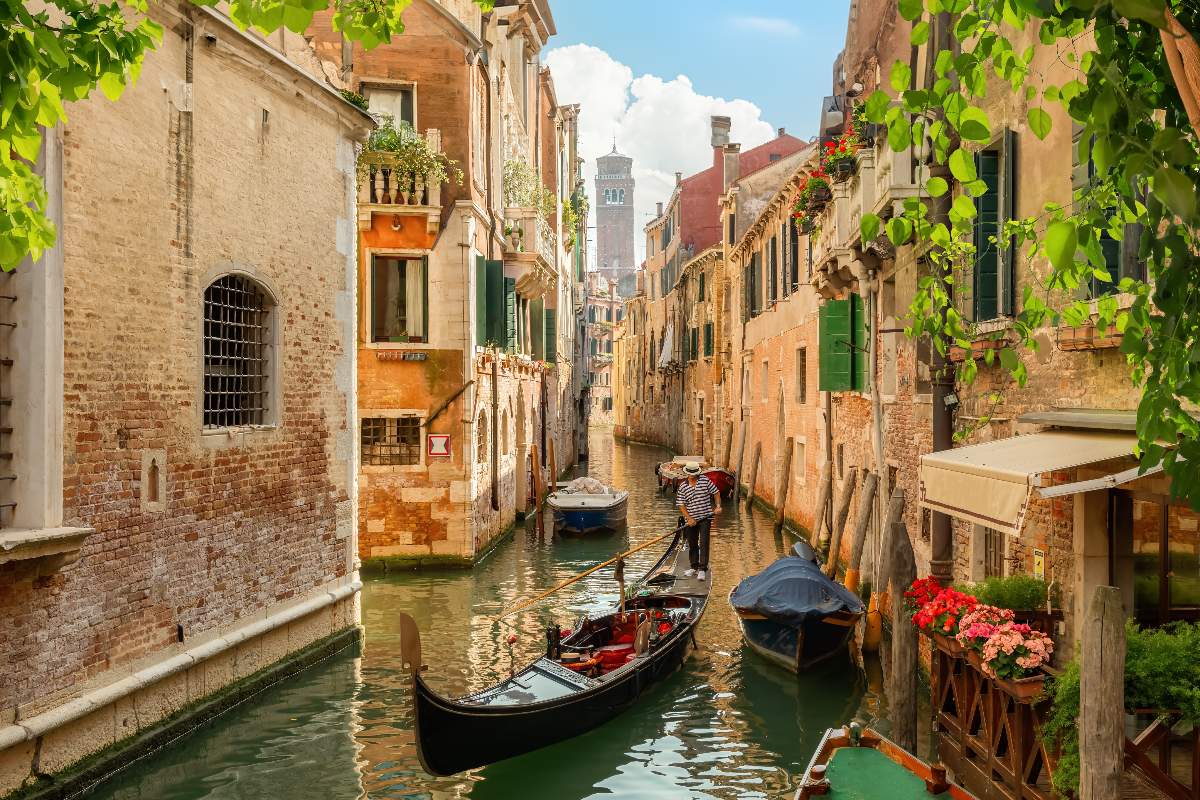 Gondola su canale di Venezia