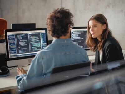 Colleghi lavorano al pc programmazione