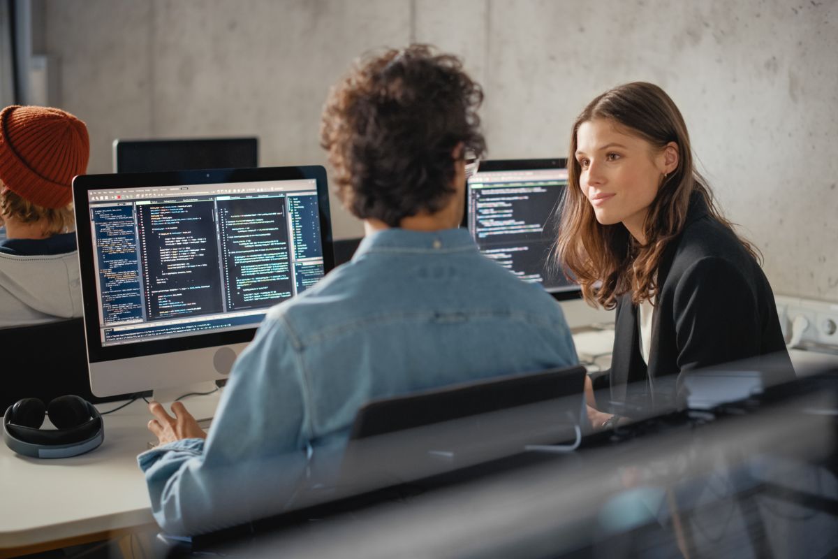 Colleghi lavorano al pc programmazione