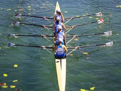 Una squadra di canottaggio in acqua
