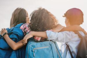 Un gruppo di studenti delle scuole medie si abbraccia